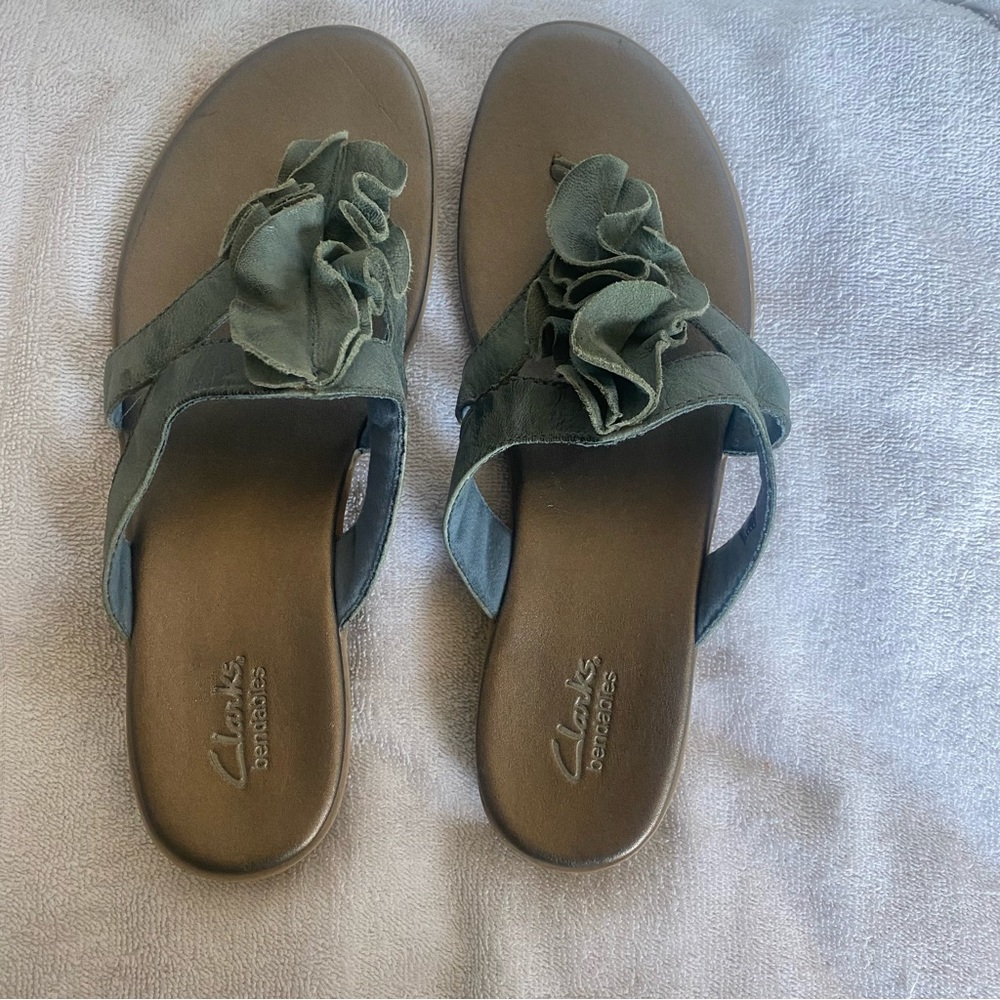 Clarks women’s size 10M leather upper Sandals flipflop/thong. green